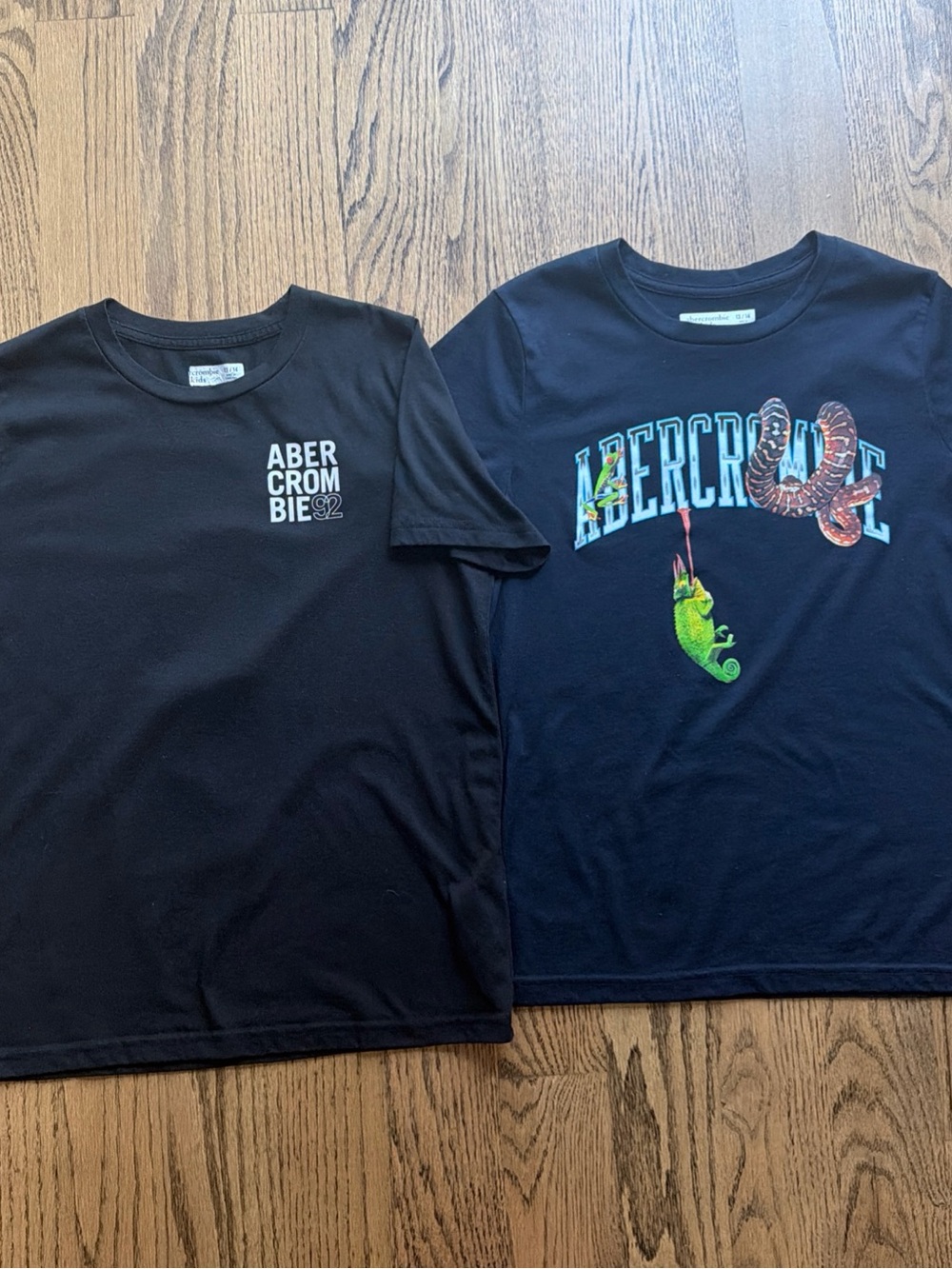 Abercrombie & Fitch Boys Black & Navy Graphics T-shirt size 13/14 EUC